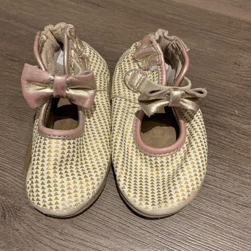 Robeez. Baby girl 12-18 month soft sole shoes.